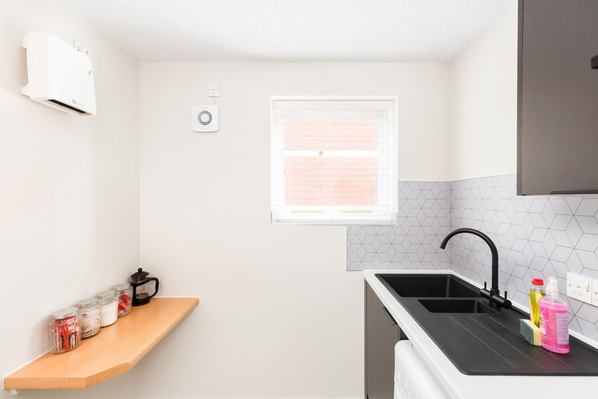 Modern 2-bedroom With Free Parking In Appartamento