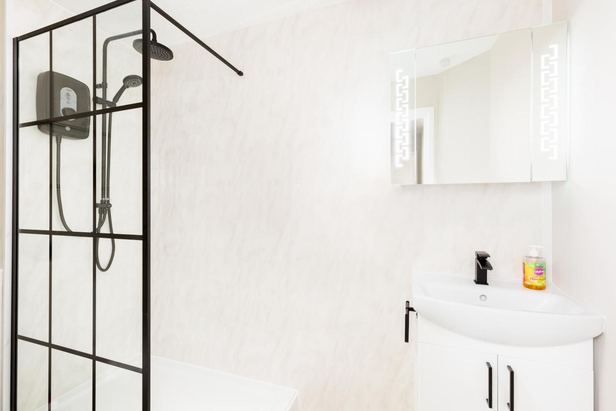 Modern 2-bedroom With Free Parking In Appartamento