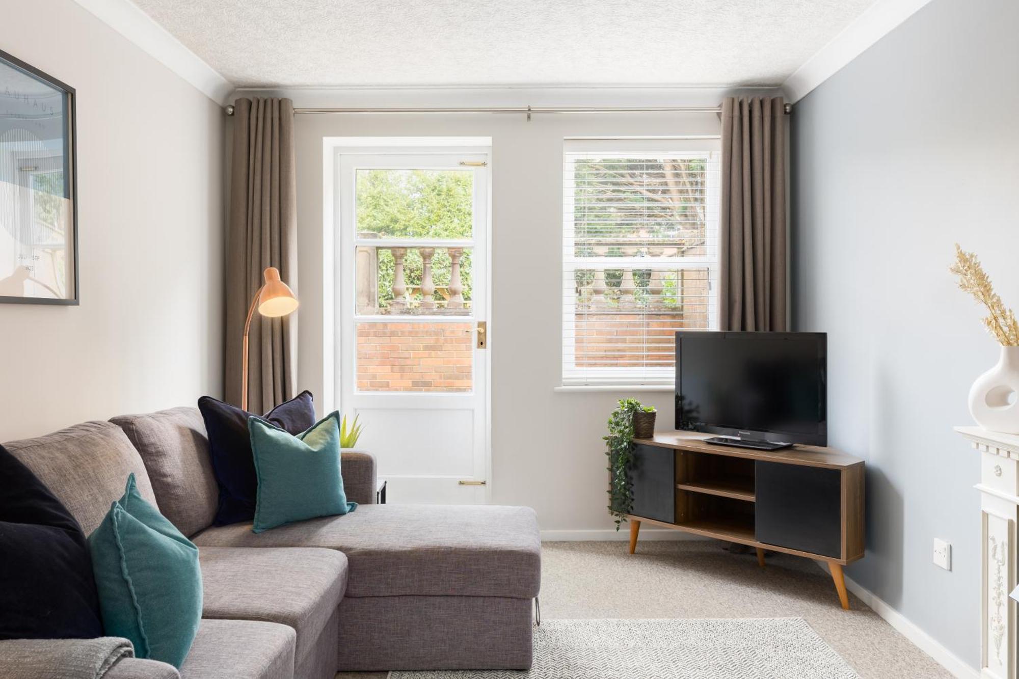 Modern 2-bedroom With Free Parking In Appartamento