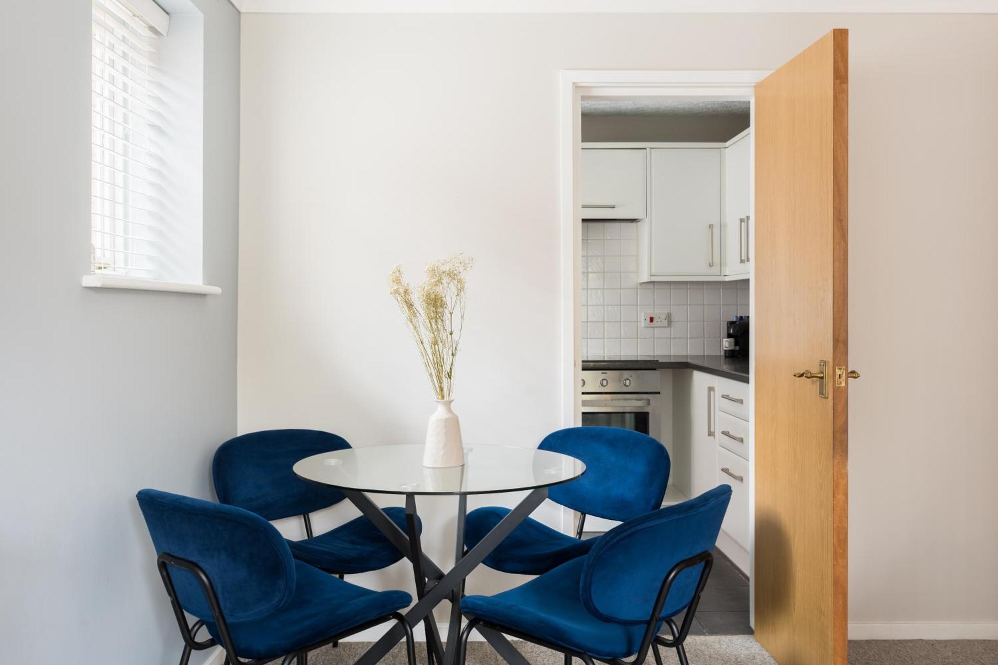Appartamento Modern 2-bedroom With Free Parking In *