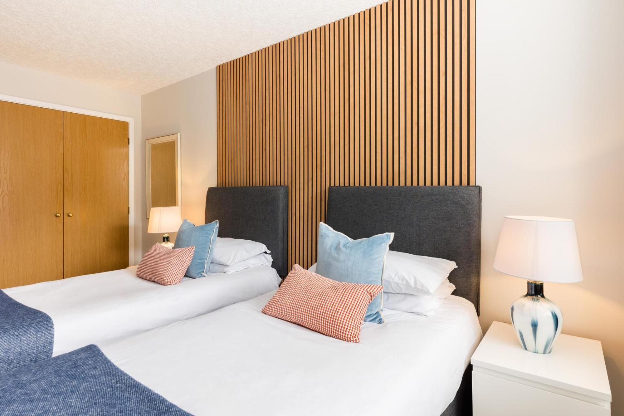 Appartamento Modern 2-bedroom With Free Parking In *