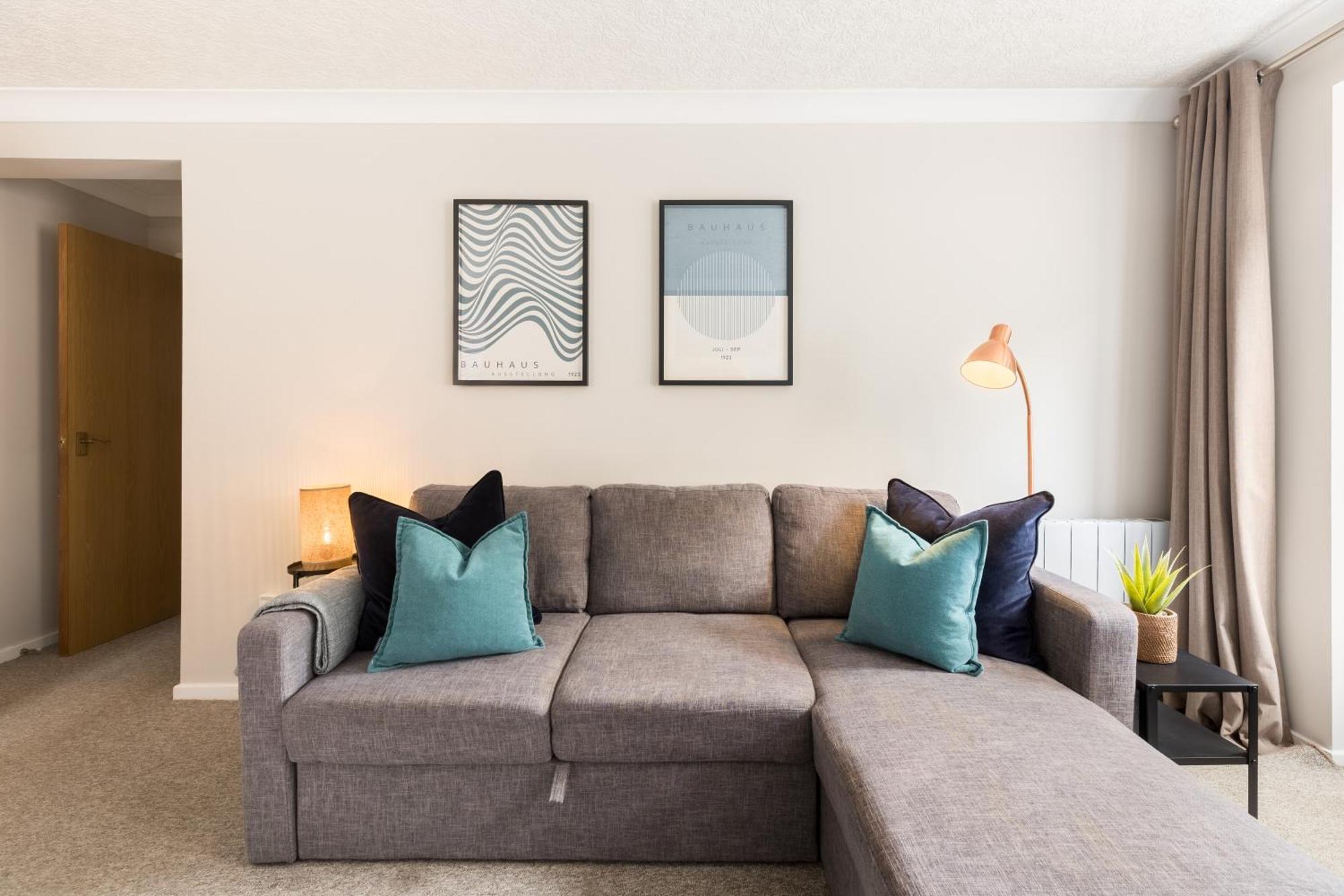 Appartamento Modern 2-bedroom With Free Parking In *
