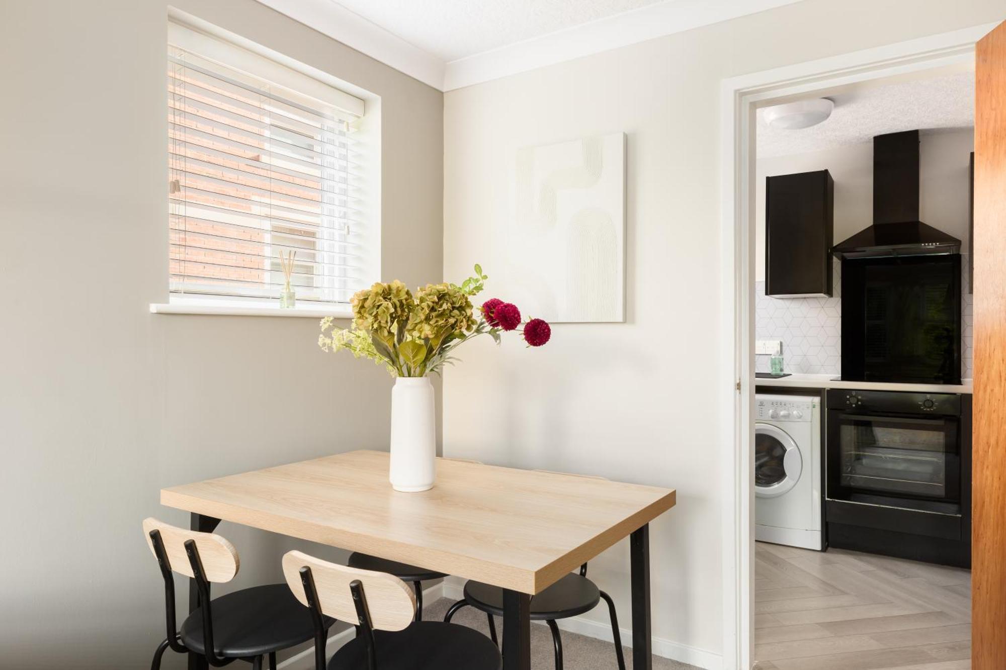 Appartamento Modern 2-bedroom With Free Parking In *